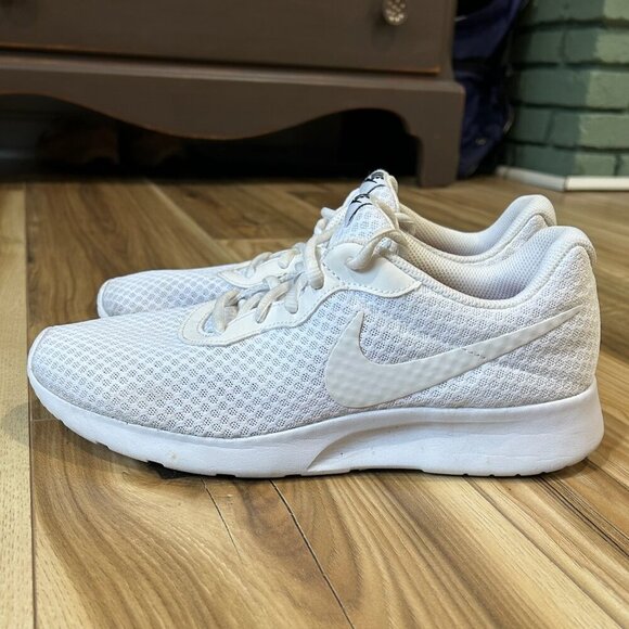 Nike Shoes - Nike Roshe Sneakers